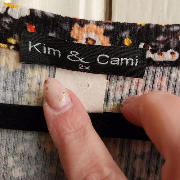 Kim & Cami - Floral Ribbed Tee - Picture 5 of 5